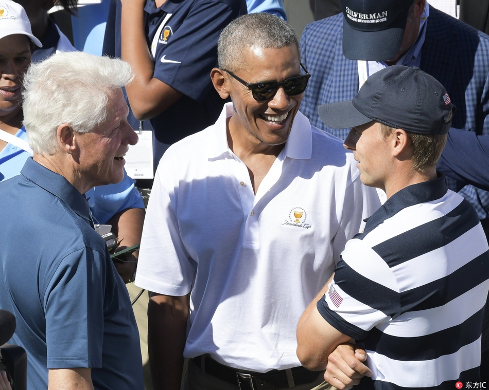 三位前总统在观众席上开怀大笑，气氛融洽，周围观众的目光也被他们的欢乐所吸引