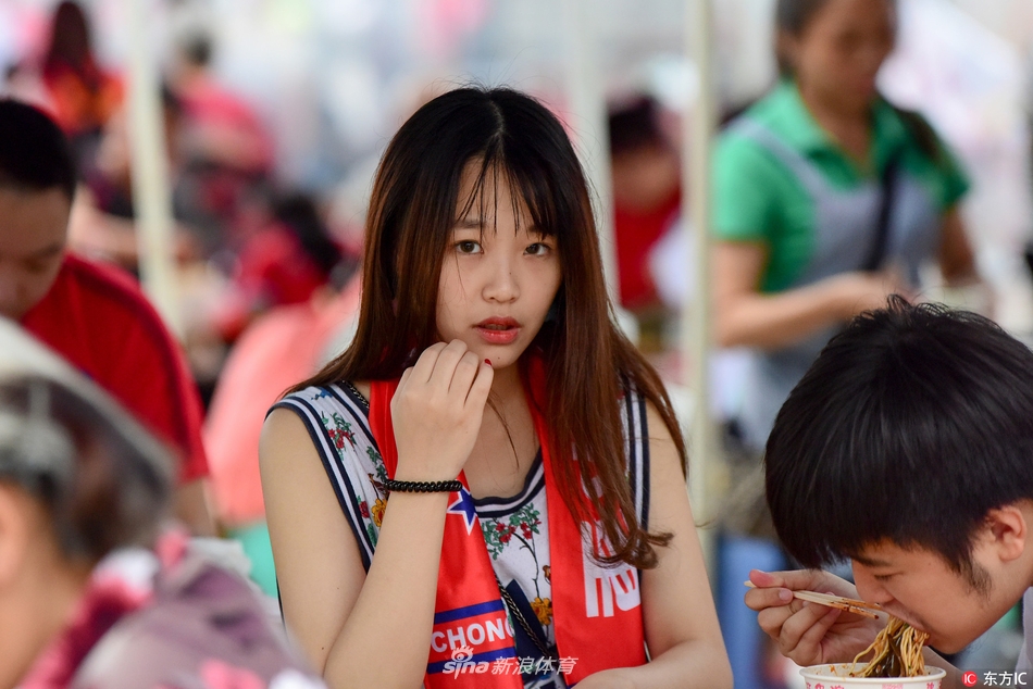 欧冠疯狂夜：共诞生43粒进球，出现5张红牌