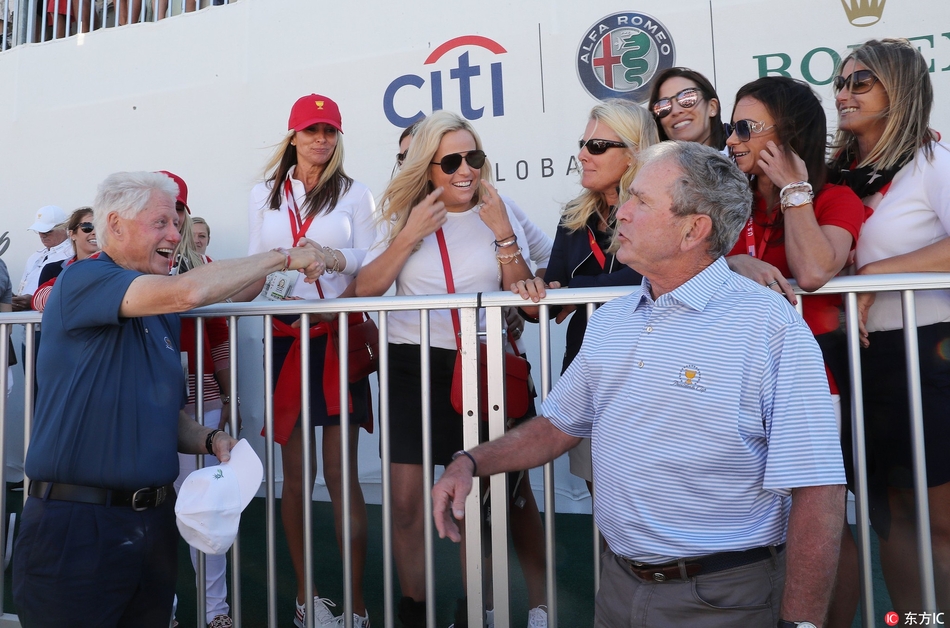 三位前总统在球场边起身，准备离席，夕阳为他们镀上了一层柔和的金边