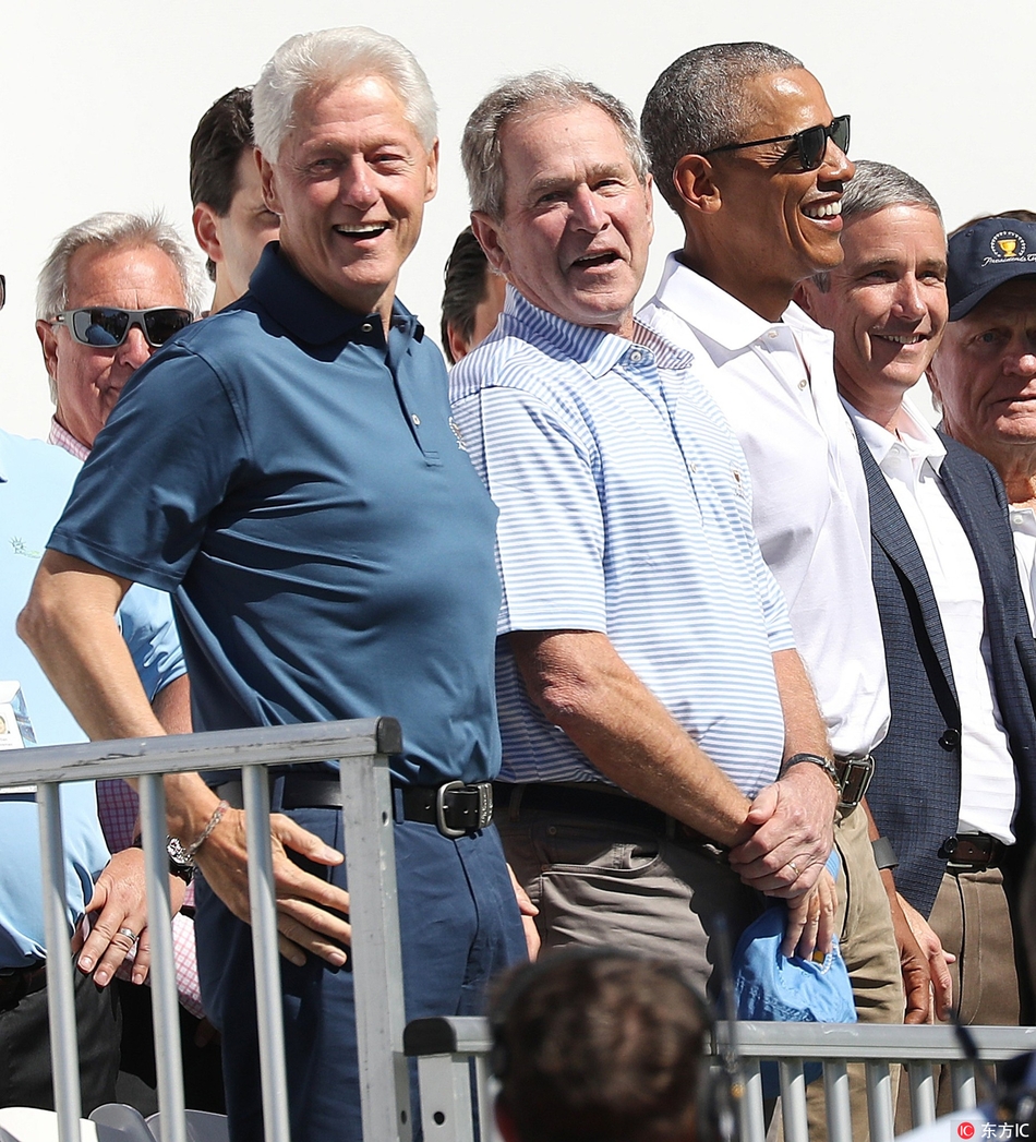 镜头特写：奥巴马与克林顿侧身交谈，表情轻松愉悦，展现出卸任后的从容与友谊