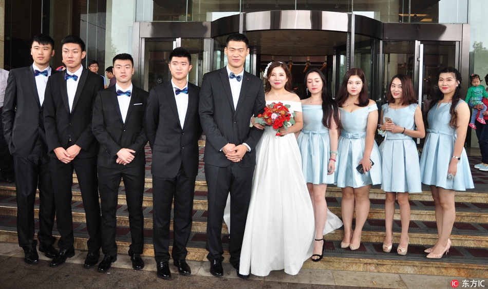 新郎吴轲身着笔挺西装，与身披唯美婚纱的妻子井毅甜蜜相依，两人脸上洋溢着藏不住的幸福笑容，仿佛整个世界都为他们的爱情静止。