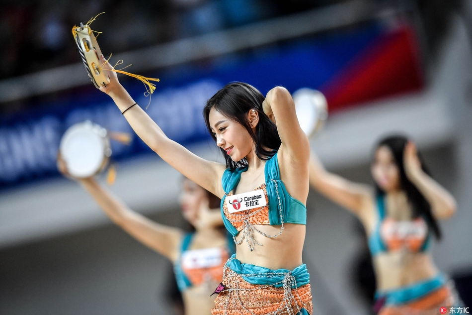 即使比赛进入暂停时段，场边的美女鼓手也保持着专业的微笑，手中的鼓槌轻轻相击，仿佛在为场上拼搏的球员们默默打着节拍。