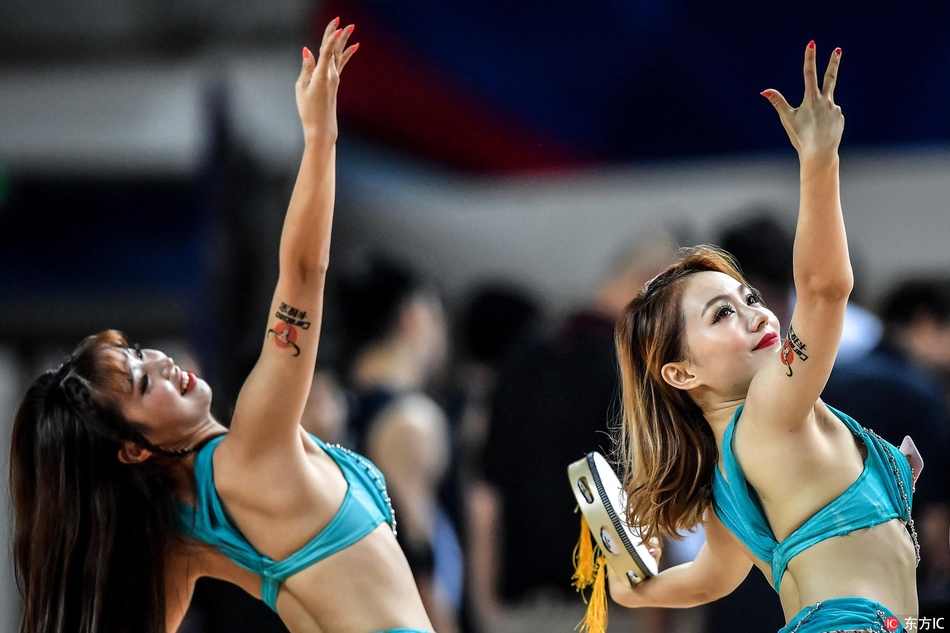 赛后，美女宝贝们依然保持着优雅的姿态退场，手中的手鼓在灯光下泛着光泽，她们用热情为这场紧张的国际赛事画上了温柔的句点。