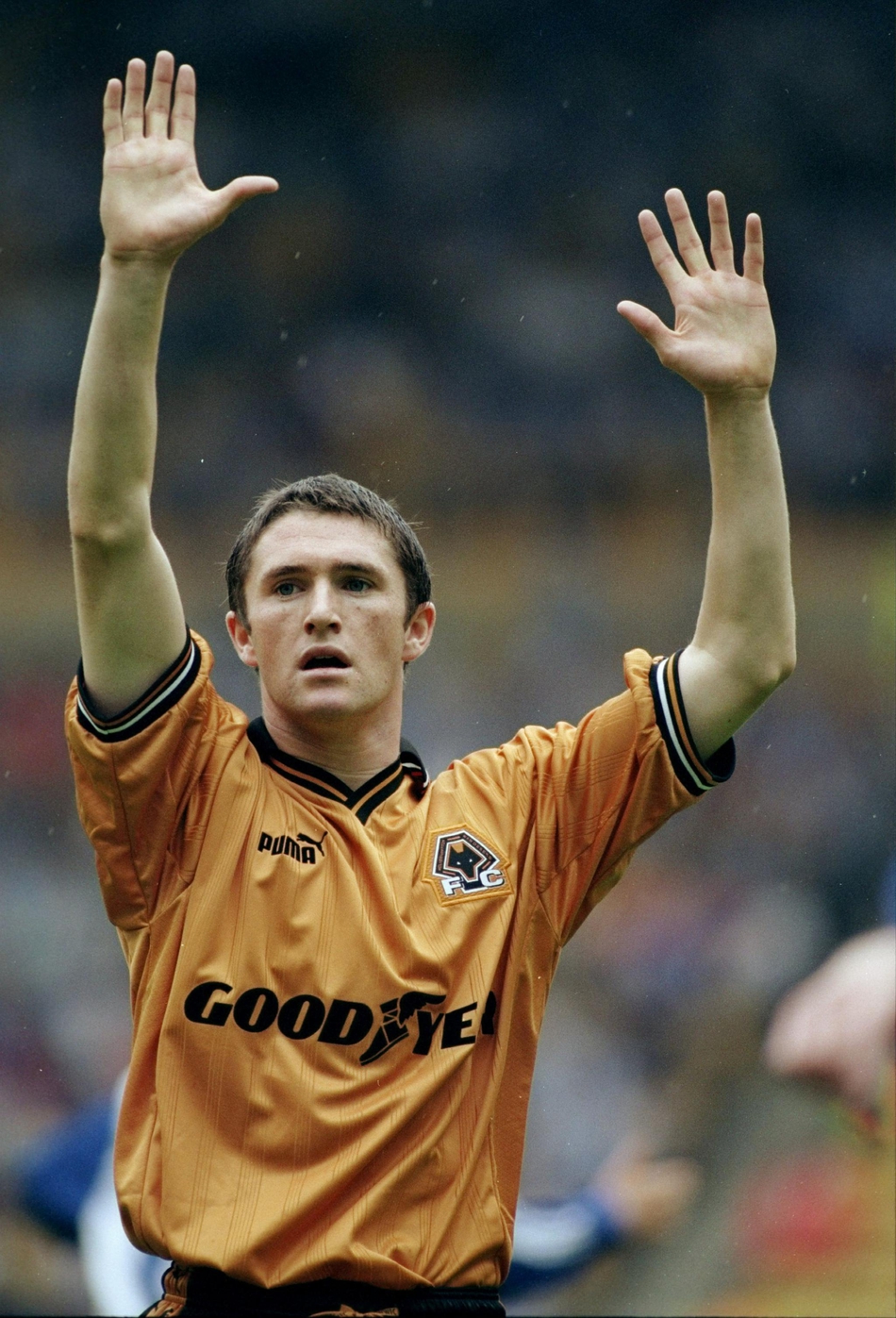 身披绿色战袍的爱尔兰队长罗比·基恩，在国家队比赛中振臂高呼，激情与荣耀写满了他的脸庞