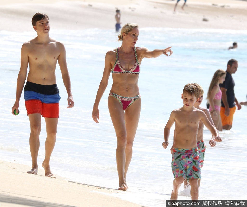 舍甫琴科将儿子高高抱起，小儿子在空中兴奋地张开双臂，父子俩的笑容比加勒比海的阳光还要灿烂，这是绿茵场外最动人的胜利时刻。