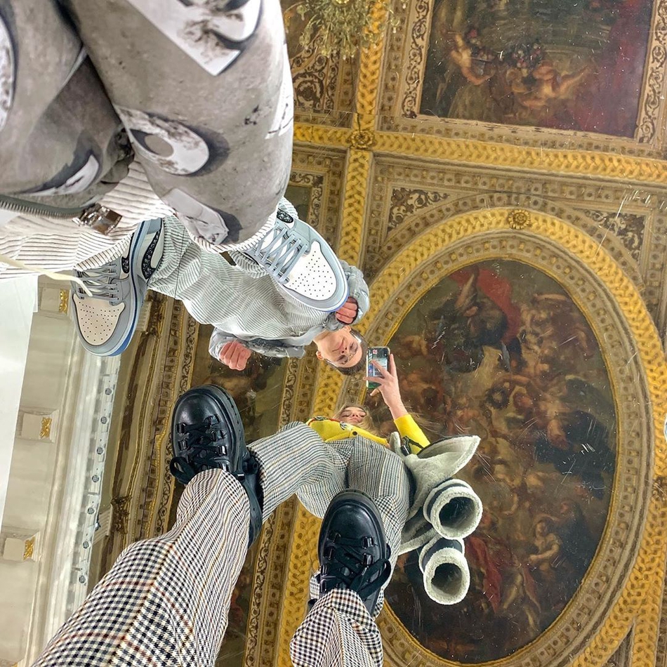 米娅亲昵地揽着罗密欧的肩膀，两人额头相抵，目光交汇间满是藏不住的柔情与笑意，画面温馨又美好。