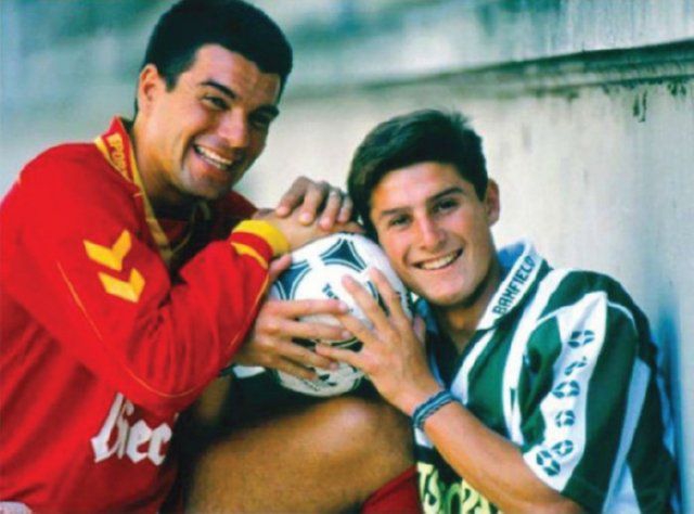 在一场激烈的拼抢中，萨内蒂腾空而起，用身体挡住对手的射门，他的蓝黑战袍沾满草屑，这一瞬间凝聚了他在球场上奋不顾身的铁血精神。