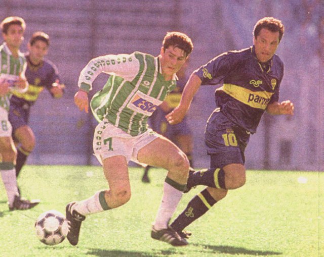 萨内蒂在比赛中展现出标志性的带球突进，他压低重心，眼神如鹰隼般锐利，对手的拉扯无法阻挡他捍卫蓝黑战袍的决心。