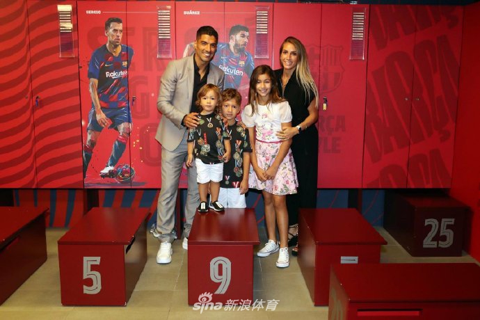 苏亚雷斯与梅西深情拥抱，眼神中充满不舍与祝福，这个瞬间超越了队友，诠释了足坛最真挚的兄弟情谊