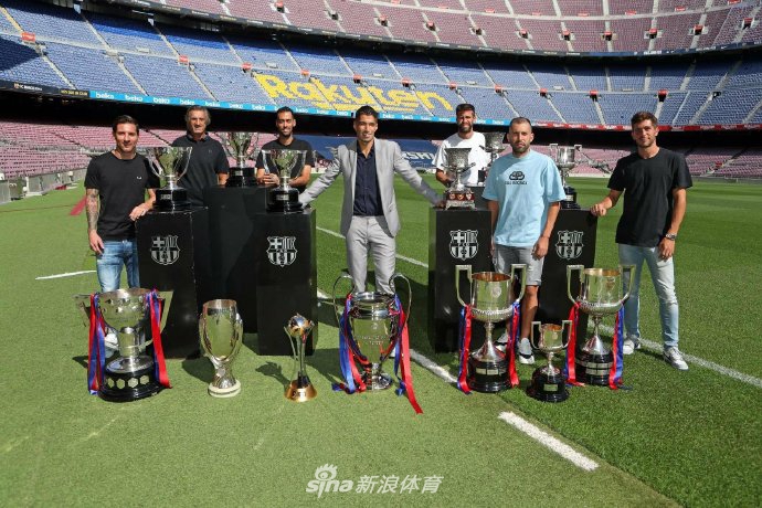 身披巴萨战袍的苏亚雷斯在比赛中全神贯注，紧咬下唇的瞬间定格了他作为顶级猎手的专注与杀手本能