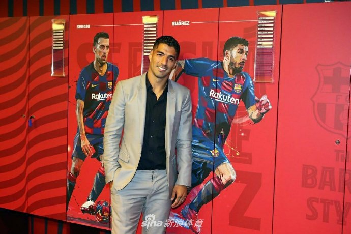 告别时刻的苏亚雷斯神情坚毅，目光望向远方，那是对未来新征程的憧憬，也是将红蓝记忆深藏心底的承诺