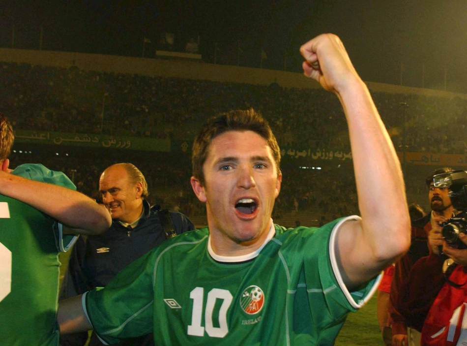 身披热刺战袍的罗比·基恩，在白鹿巷球场深情蹲下，轻抚草皮，眼神中满是对这片战场的眷恋