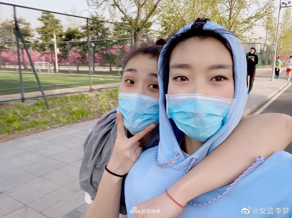 10 09:31:56 1 / 7 北京时间6月10日,女篮李梦微博晒出好友王雪蒙为她