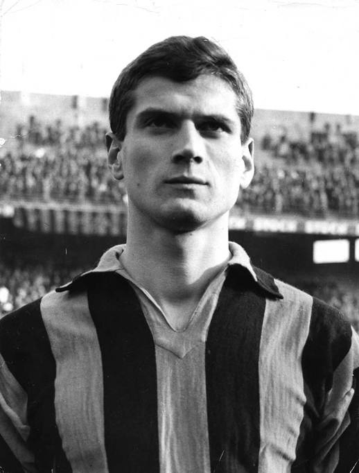 年轻的法切蒂目光如炬，身着国际米兰经典战袍，在黑白光影中凝视远方，仿佛已预示着一段伟大传奇的开启。