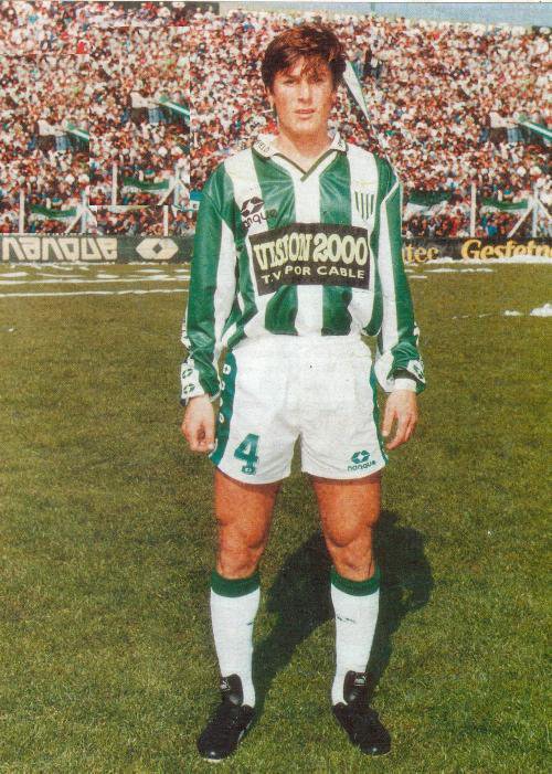 年轻的哈维尔·萨内蒂身着蓝黑间条衫，在梅阿查的阳光下露出青涩而坚定的微笑，他的眼神中闪烁着对未来漫长岁月的憧憬与无畏。