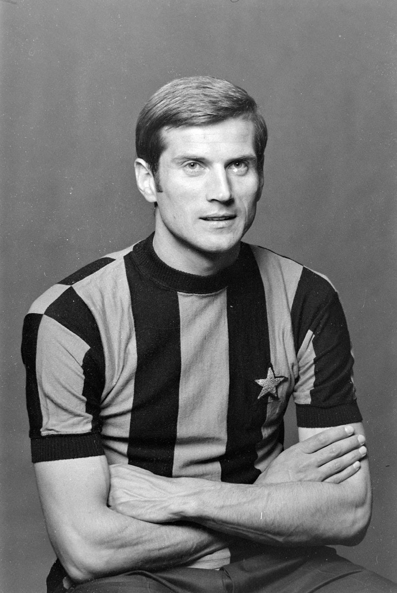 照片中的法切蒂在绿茵场上奋力拼抢，高大的身躯毫不笨重，反而展现出一种天鹅绒般柔滑的竞技美感，完美诠释了他刚柔并济的球风。