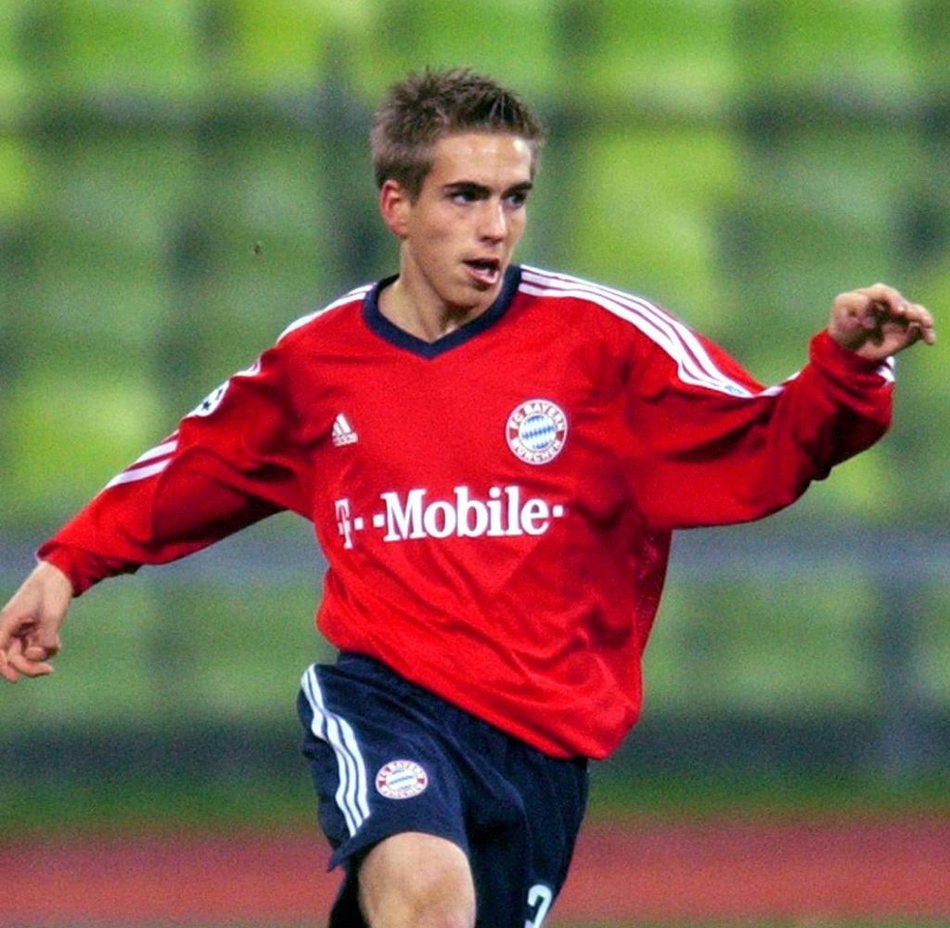 拉姆作为队长高举冠军奖杯，奖杯的金光与他的笑容交相辉映，定格了荣耀瞬间