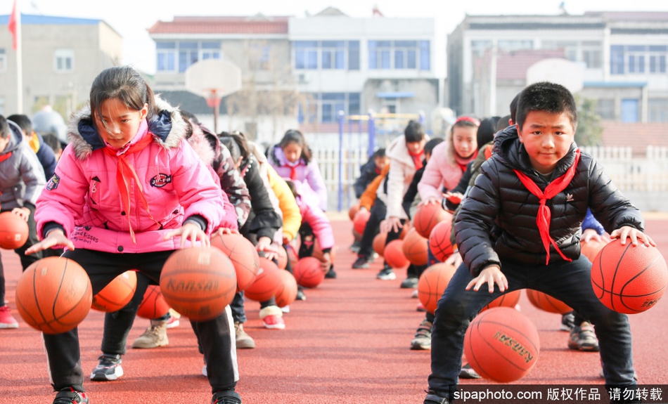 大课间接近尾声，孩子们高高举起手中的篮球，脸上洋溢着灿烂的笑容。阳光为他们镶上金边，这一刻，运动的快乐定格成乡村校园最美的画面。