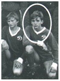 舍甫琴科身披AC米兰7号战袍，在赛场上振臂高呼，释放着进球后的激情与王者之气。