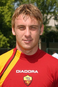 德罗西在球场上腾空而起，以一记技惊四座的侧身凌空抽射定格瞬间，展现了他顶级的身体素质和进攻欲望