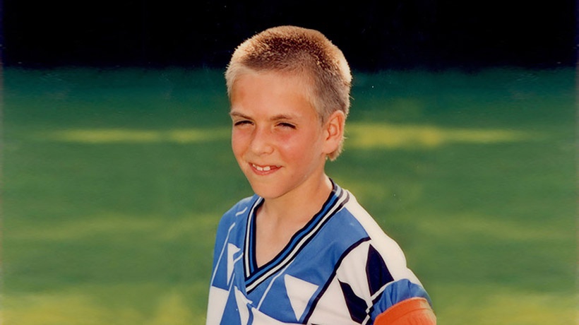 少年拉姆身披拜仁战袍，眼神坚毅，稚嫩的面庞下已透出未来队长的沉稳气质