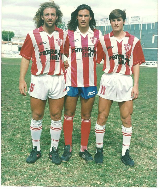 镜头捕捉到萨内蒂在场边为球迷签名的温情瞬间，他面带标志性的温和微笑，与看台上无数双渴望的眼睛互动，仿佛在回应那份跨越二十年的热爱。