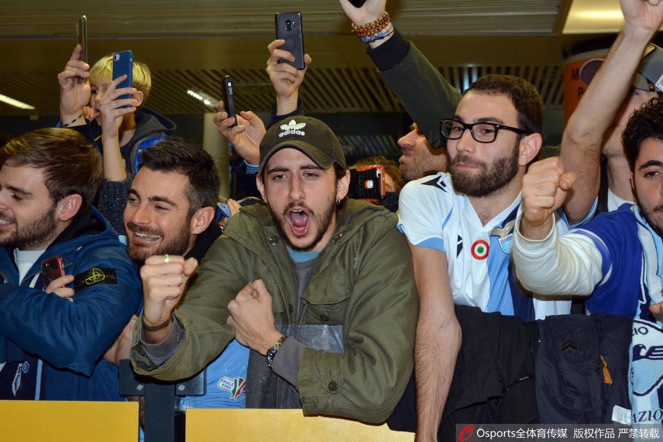 夺冠英雄路易斯·阿尔贝托在归国后受到了球迷们的夹道欢迎，他的脸上洋溢着自豪的笑容，伸出手与道路两旁激动不已的 supporters 击掌相庆。