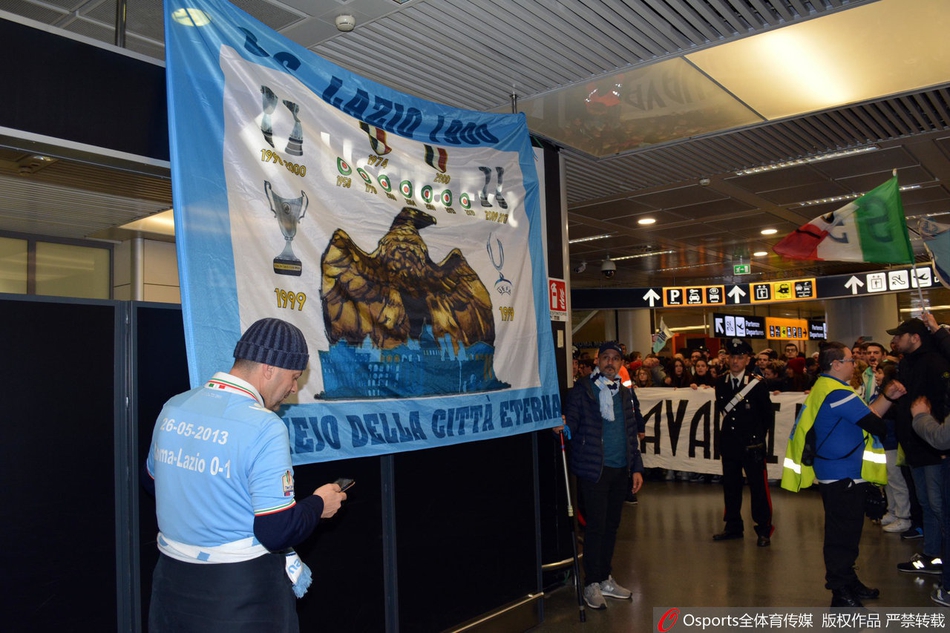 夜幕降临，拉齐奥的夺冠大巴车缓缓驶过罗马的街道，车身上“意大利超级杯冠军”的字样格外醒目，路旁的球迷用焰火和围巾组成了蓝白色的庆祝海洋。