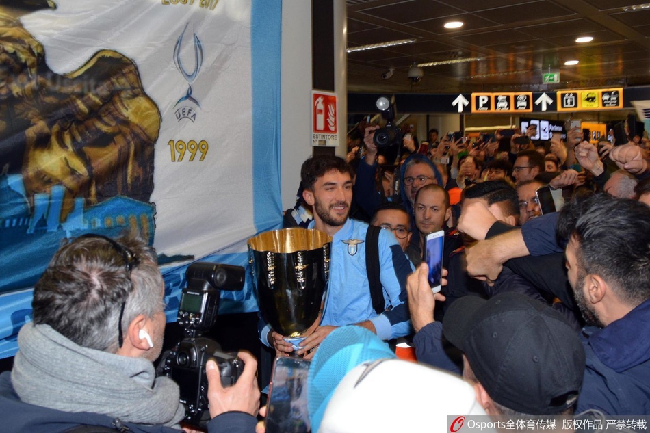 拉齐奥全队在回国后拍摄了一张意义非凡的合影，每个人的脸上都带着胜利后的轻松与坚定，他们紧紧聚拢在一起，象征着团队的凝聚力与无坚不摧的力量。