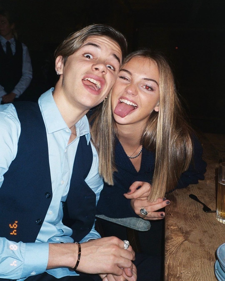 在温暖的阳光下，罗密欧从背后轻轻环抱着米娅，两人一同望向远方，仿佛在憧憬着属于他们的美好未来。