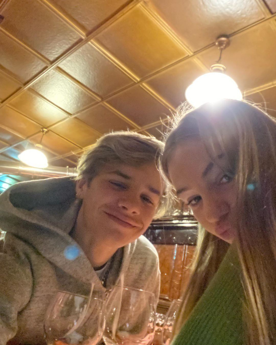 米娅嘟起嘴巴亲吻罗密欧的脸颊，而罗密欧则露出标志性的羞涩微笑，画面充满了青春恋爱的甜蜜气息。