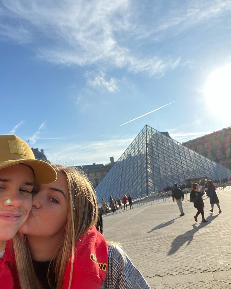 罗密欧轻闭双眼，享受着米娅在他脸颊上留下的甜蜜亲吻，嘴角不自觉地上扬，幸福感简直要溢出屏幕。