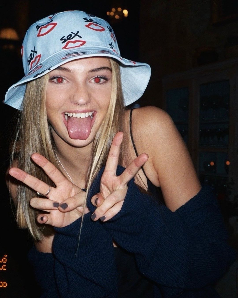 罗密欧深情地注视着正在亲吻他脸颊的米娅，眼神中充满了爱意与珍视，仿佛此刻世界只有他们二人。