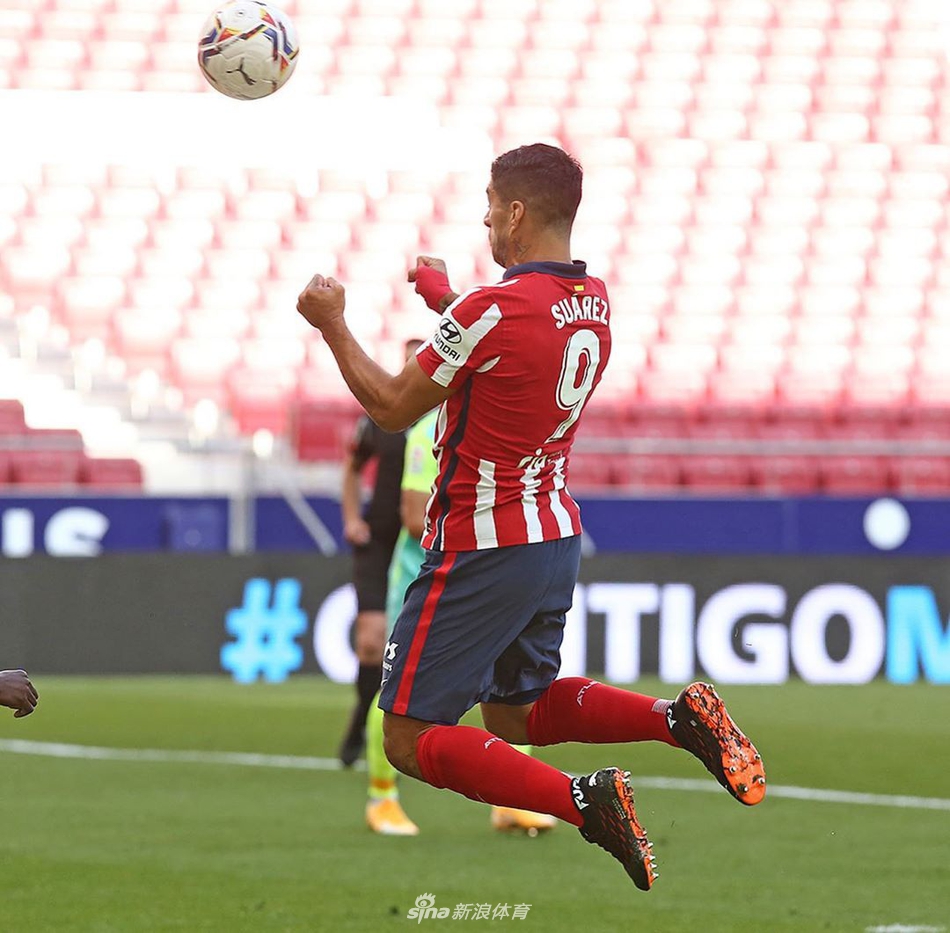 苏亚雷斯与队友马科斯·略伦特紧紧相拥，庆祝进球，两人眼神交汇处满是喜悦与信任，这忘情一抱预示着新锋线组合的默契与威力