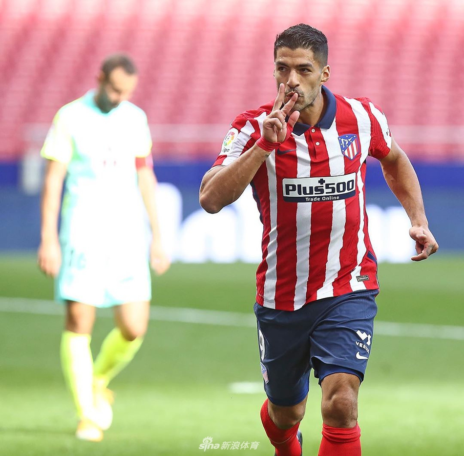 身披马竞战袍的苏亚雷斯在进球后忘情奔跑，他目光如炬，手指向给予他新生的看台，怒吼声中宣告着一位红白战士的强势回归