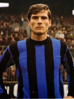 晚年的法切蒂依然保持着球员时代的风度，这张照片捕捉了他温文尔雅的微笑，那是属于一代宗师历经风雨后的从容与平和。