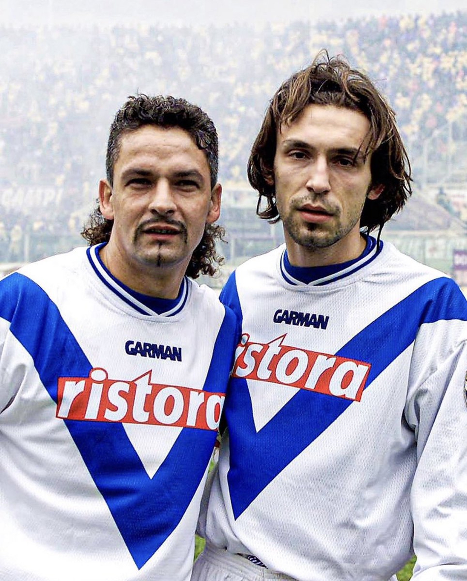 皮尔洛亲吻AC米兰球衣上的队徽，眼神中充满对红黑军团的深情与眷恋