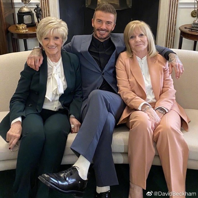 贝克汉姆与母亲桑德拉亲密合影，两人五官轮廓极为相似，展现出母子间深厚的情感纽带，母亲温柔的目光中满是对儿子的骄傲与爱意。