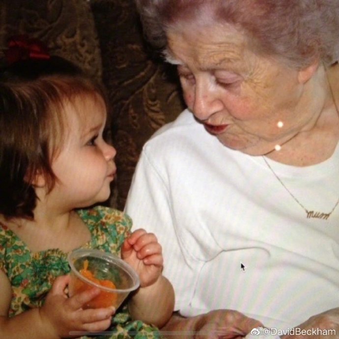 贝克汉姆与妻子维多利亚、岳母杰姬亲密合影，三人笑容满面，画面和谐有爱，体现了贝克汉姆作为女婿与长辈之间亲如母子的深厚情谊。