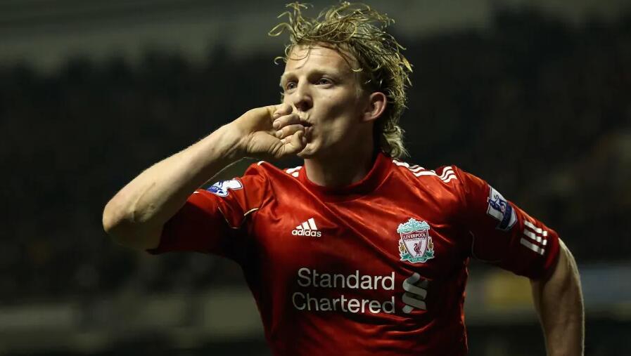 欧冠赛场上，库伊特与AC米兰传奇后卫内斯塔激烈拼抢，诠释了“大场面先生”在关键比赛中的无畏与强硬。