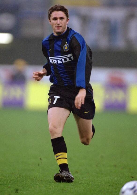 基恩身披利物浦战袍，在酋长球场凌空抽射破门后，忘情奔跑庆祝，脸上写满了证明自己的决心