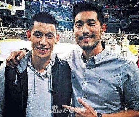 这张照片捕捉到了两人在球场上的互动瞬间，高以翔正专注地运球，林书豪则在旁微笑关注，篮球在他们之间不仅是运动，更是连接两颗心灵的纽带。