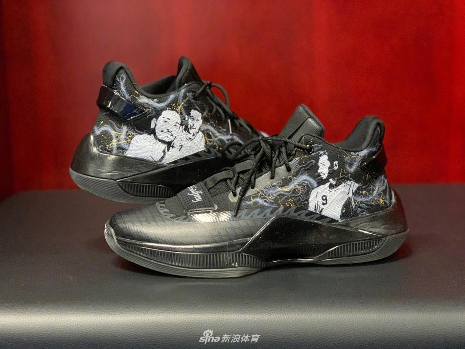 两人在室内篮球场边的亲密合影，高以翔将手搭在林书豪肩上，仿佛在低声交流着只有彼此才懂的秘密，兄弟间的默契与信任在这温馨一刻流露无遗。