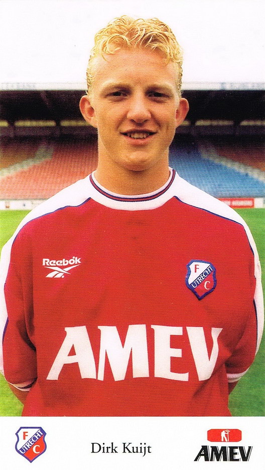 身披费耶诺德战袍的库伊特，目光如炬，充满斗志，彼时的他已是荷甲赛场上令人生畏的顶级射手。