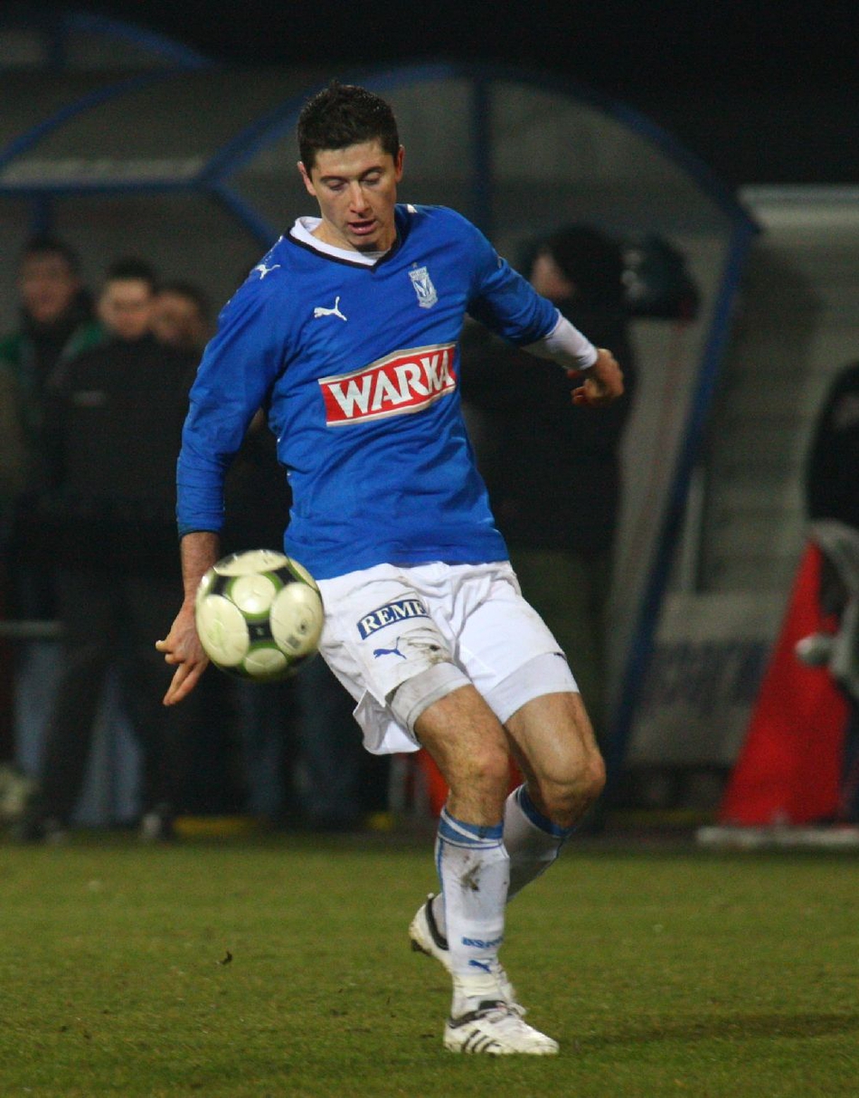 身披波兹南莱赫战袍的莱万多夫斯基，彼时已是波兰联赛的明星射手，他的脸上洋溢着青春与自信的笑容。