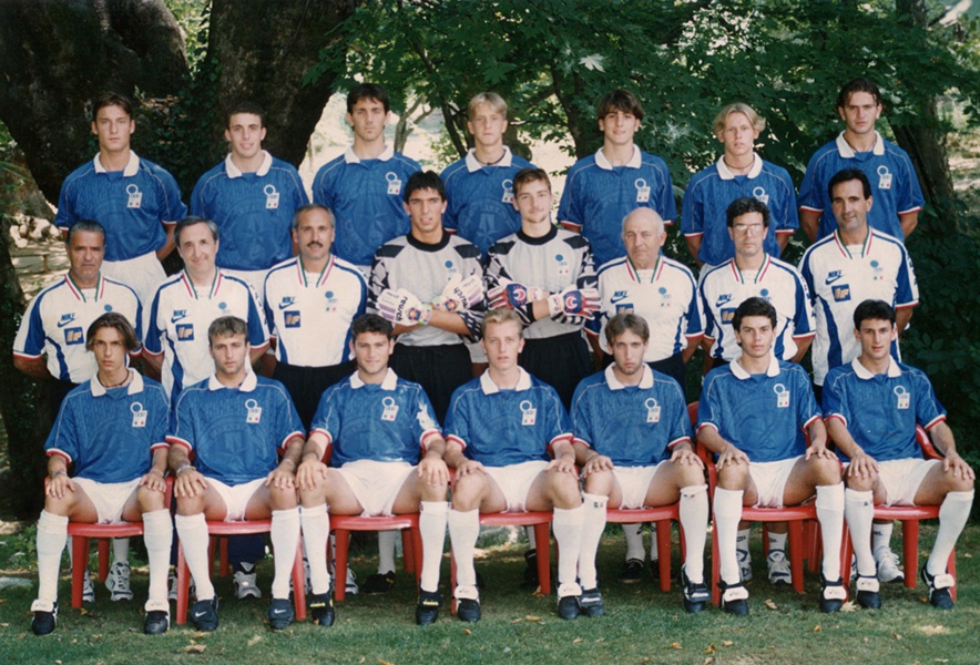 皮尔洛身披AC米兰战袍，以标志性的精准长传策动进攻，尽显中场节拍器风范