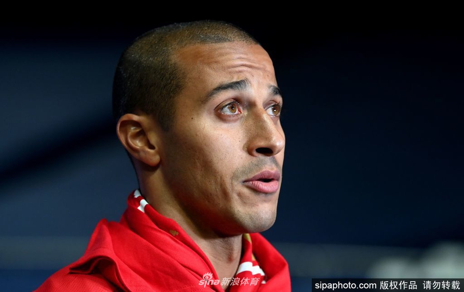 蒂亚戈身披利物浦战袍在安菲尔德球场内驻足，他的眼神坚定地望向前方，背后是空荡荡的红色看台，仿佛在静静诉说着对新征程的渴望与独自面对挑战的孤勇。