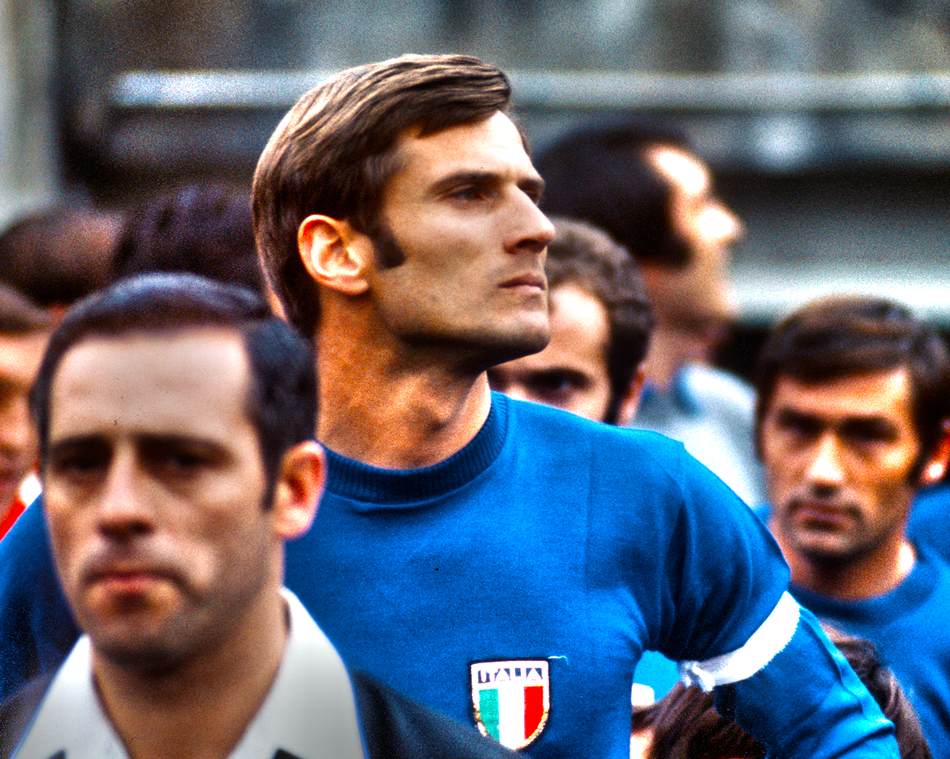 尽管这张是色彩还原后的图片，但依然能感受到法切蒂在赛场上的优雅身姿，他控球前进的姿势从容不迫，展现了这位伟大后卫少帅般的气场。