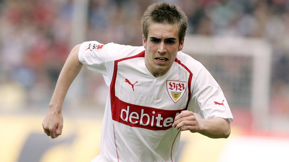 退役时刻的拉姆，身披拜仁围巾向球迷挥手告别，安联球场满是对这位传奇队长的敬意