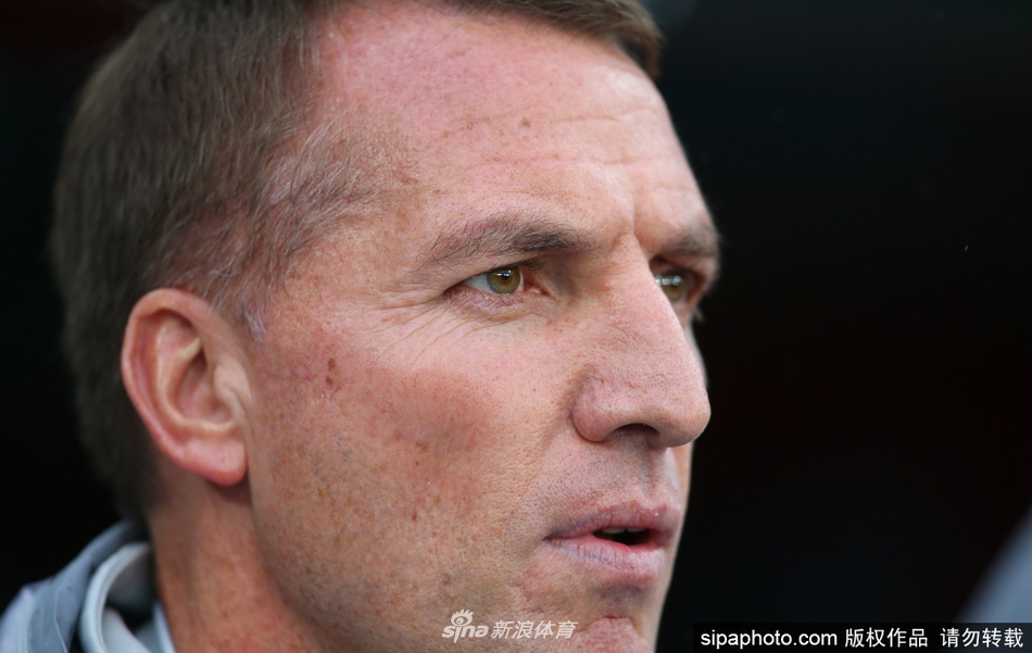 瓦尔迪在对方禁区内机敏跑位，准备抢点，他身旁的防守球员显得手足无措，完美展现了这位草根射手作为顶级杀手的天生嗅觉。